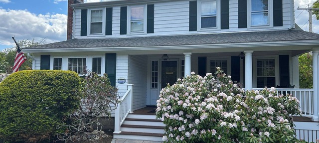Beautiful home by the sea-4 miles from Salem, 12 miles from Boston-by 2 beaches