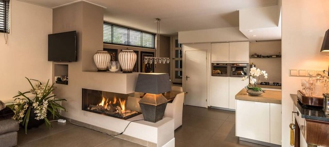 Beautiful large houseboat-apartment at the canal district in the hearth of Amsterdam.