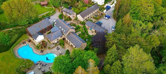 Beautiful Mews Cottage in 28 acres Swimming Pools Gym Tennis ,Lake, Pet friendly