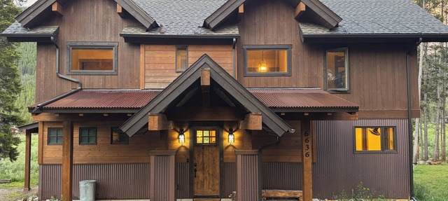 Beautiful Modern Rustic Lodge on the Blue River