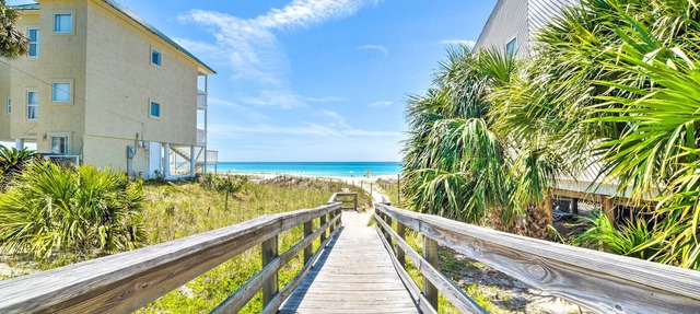 Beautiful PCB Townhome: Balcony & Resort Amenities