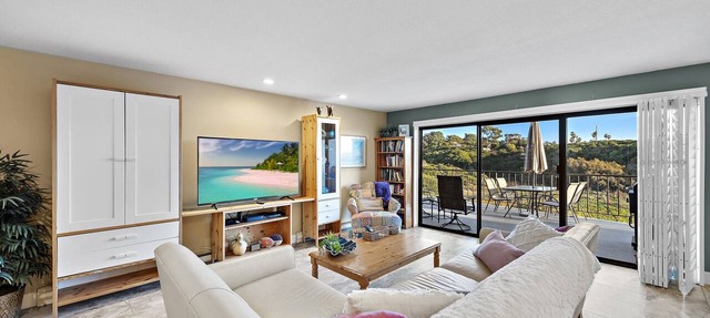 Beautiful San Clemente Beach Condo, Walking to the Sand