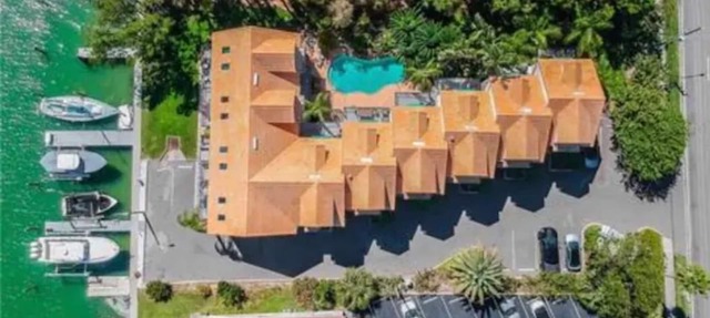 Beautiful waterfront view property. Only 5 minutes from the beaches!
