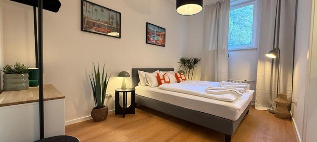 BeckHomes Munich- Large 210 sqm Central Apartment- 7 BR, 6Baths, 3 Kitchens, Up to 18 Guests