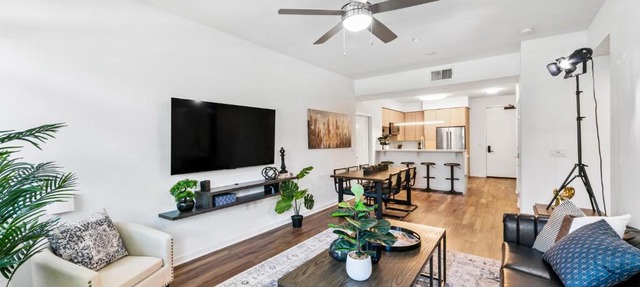 Beverly Grove Chic City Oasis 2 BR Apt with Den 138