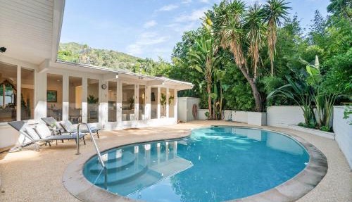 Beverly Hills 2BR with Pool and Views No Pets by Colby and Conrad