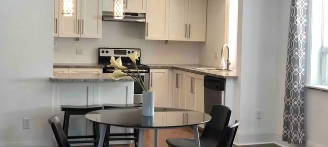 BIG & BEAUTIFUL- 2Bdrm-Waters Edge Steps Away! Spacious,Bright,Quiet Side Street