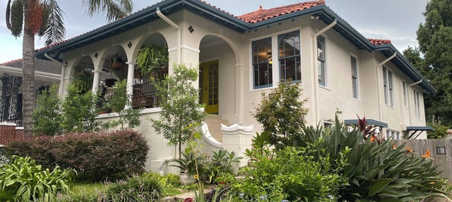 Bird-of-Paradise retreat: peaceful + easy parking