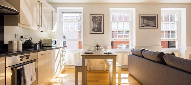 Bloomsbury Gem: City Views & Modern Comfort
