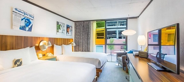 Boston Getaway! Minutes from Boston Tea Party Ship & Museum! Pets Allowed, Pool!