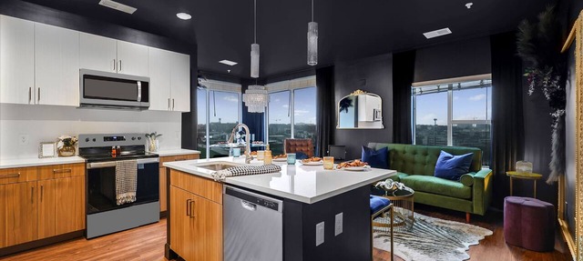 Bourbon & Bubbles, Downtown 3BR/3BA, Walkable, Rooftop Infinity Pool, 24/7Gym