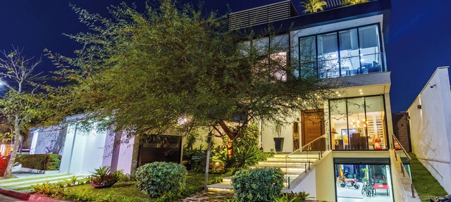 5 minutes from the beach High-end house with elevator and cinema room