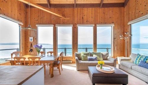 Breaking Waves! On the Bluff! AMAZING VIEWS! BBQ! Fast WiFi! Walk to Beach!