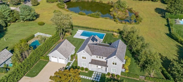 Bridgehampton on Private Cul-de-sac overlooking pond
