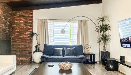Bright 2-BR Home Near LAX with Shared Yard - SH2-LAD