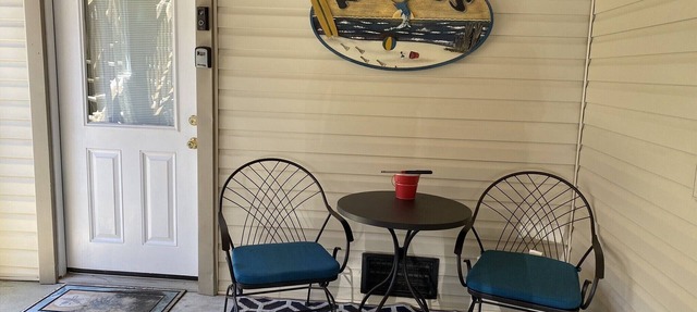 Bright And Cozy Two Room Unit, Close To Beach And Sound - Perfect For Two!