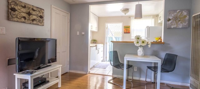 Bright one-bedroom bungalow, located near all Pasadena’s best attractions.