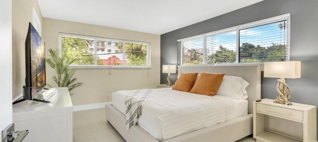 Bright Pompano Beach with pool access
