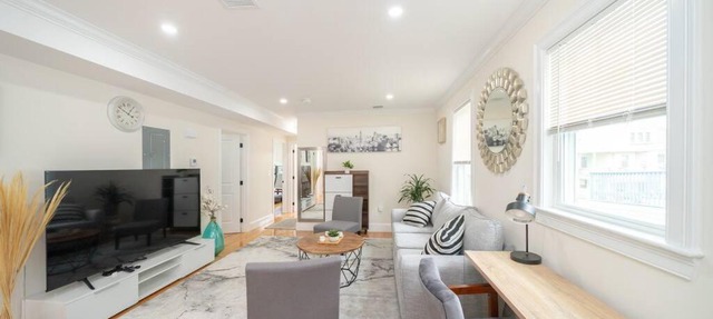 Bright & Spacious 4BR & 2BA Boston Apt - Bathtub, Free Parking near Red Line 802