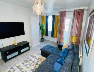 Bright, Spacious, modern Interior Decor 2 bedrooms Apartment with amazing views