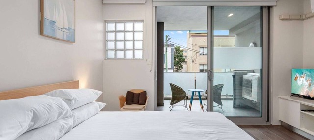 Bright Studio with Balcony near Coogee Beach