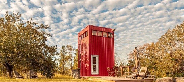 Bright Tiny House for an Unforgettable Glamping Getaway near Belleville, Ontario