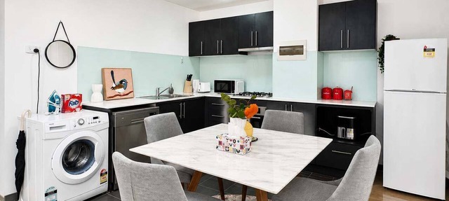 Brunswick 1BR: City & Comfort w/Free Parking