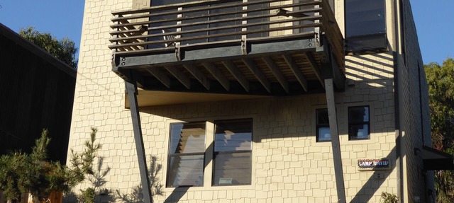 CAMP DAVID ~ A LIGHT FILLED CONTEMPORARY HOME. MINUTES FROM BEACH. SLEEPS 4.