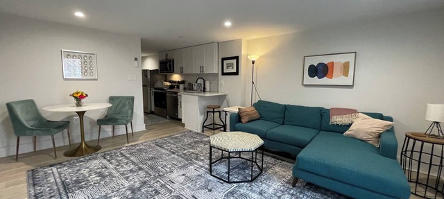 Capitol Hill, excellent location, Lower Level Apartment