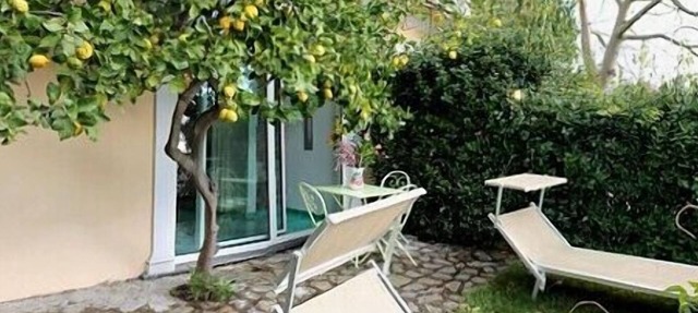 Casa Ilnira C: A spacious apartment in a quiet position, located on a hillside above the sea, with Free WI-FI.