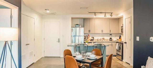 Central Phoenix Spot | Pool, Gym, Balcony +Parking
