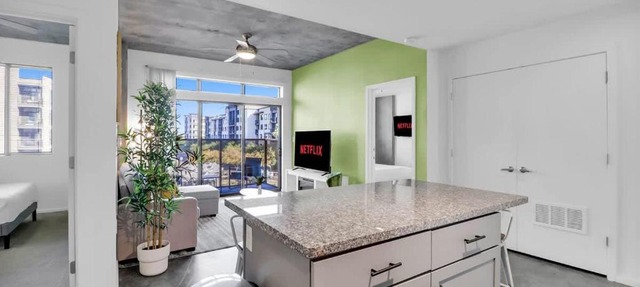 Centric 2BR In HEART of DTPHX Free Garage Parking