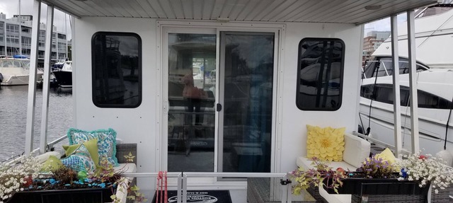 Charlestown Houseboat Walk to attractions Be rocked to sleep
