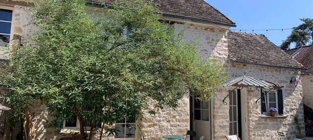 Charmantes Renoviertes Haus in Altem Anwesen mit Privatem Innenhof und Parkplatz