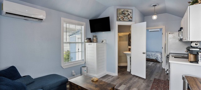 Charming 1-bedroom tiny home with AC, WiFi in awesome Corpus Christi