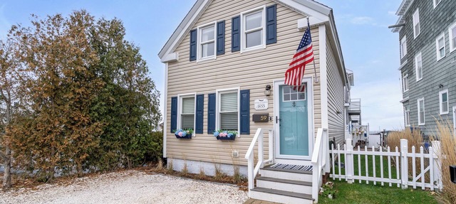 Charming 2-bedroom house in welcoming Swampscott with private beach