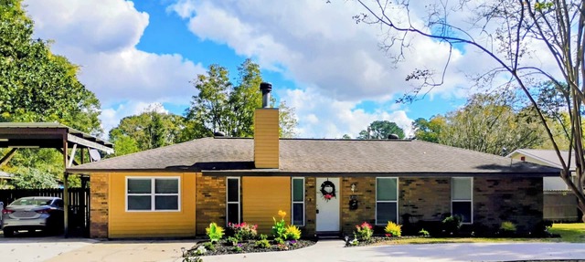 Charming 3 bd 2 bath cozy home in Denham Springs with AC and pool