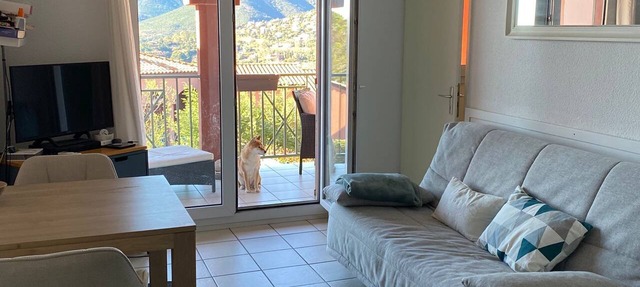 Charming apartment for 2 persons in quiet location, sea view, communal pool
