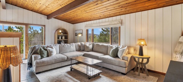 Charming Cabin, Endless Views