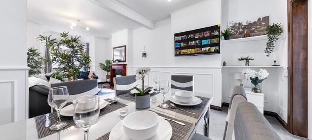 Charming City Retreat,4 Bedroom House,Garden,Free Parking