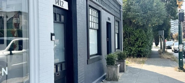 *Charming high-ceiling Home in South Van w/YARD!