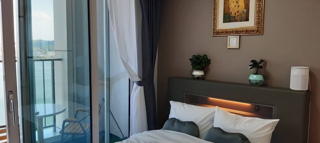 Charming hotel suite in marvelous Sokcho-si with WiFi