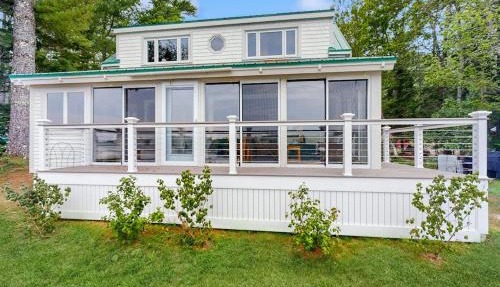 Charming Oceanfront Home with Stunning Water Views and Wifi