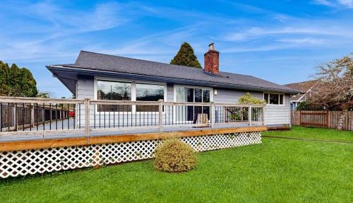 Charming riverfront home with deck WiFi streaming W&D - 7 blocks to the beach