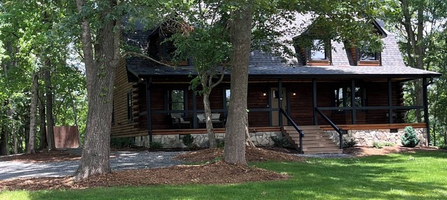 Charming & Spacious Waterfront Log Cabin with Central Location to Everything!