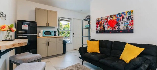 Charming Studio Apartment in Sunny Pompano Beach, Florida - Your Ideal Getaway!