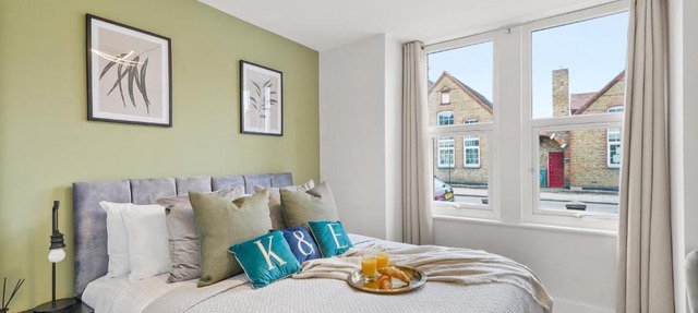 Charming Wimbledon 3-Bed Apt with Outdoor Area