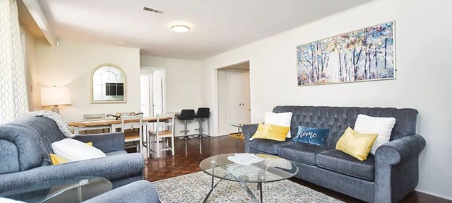 Cheerful 2 bedroom home close to York mills Subway, Free parking