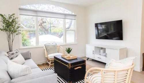 Cheerful 4BD Home in the Heart