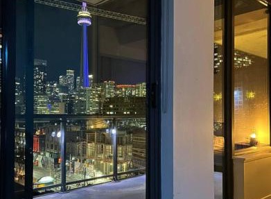 Chic 1BDR Loft with Office Space-Heart of Toronto